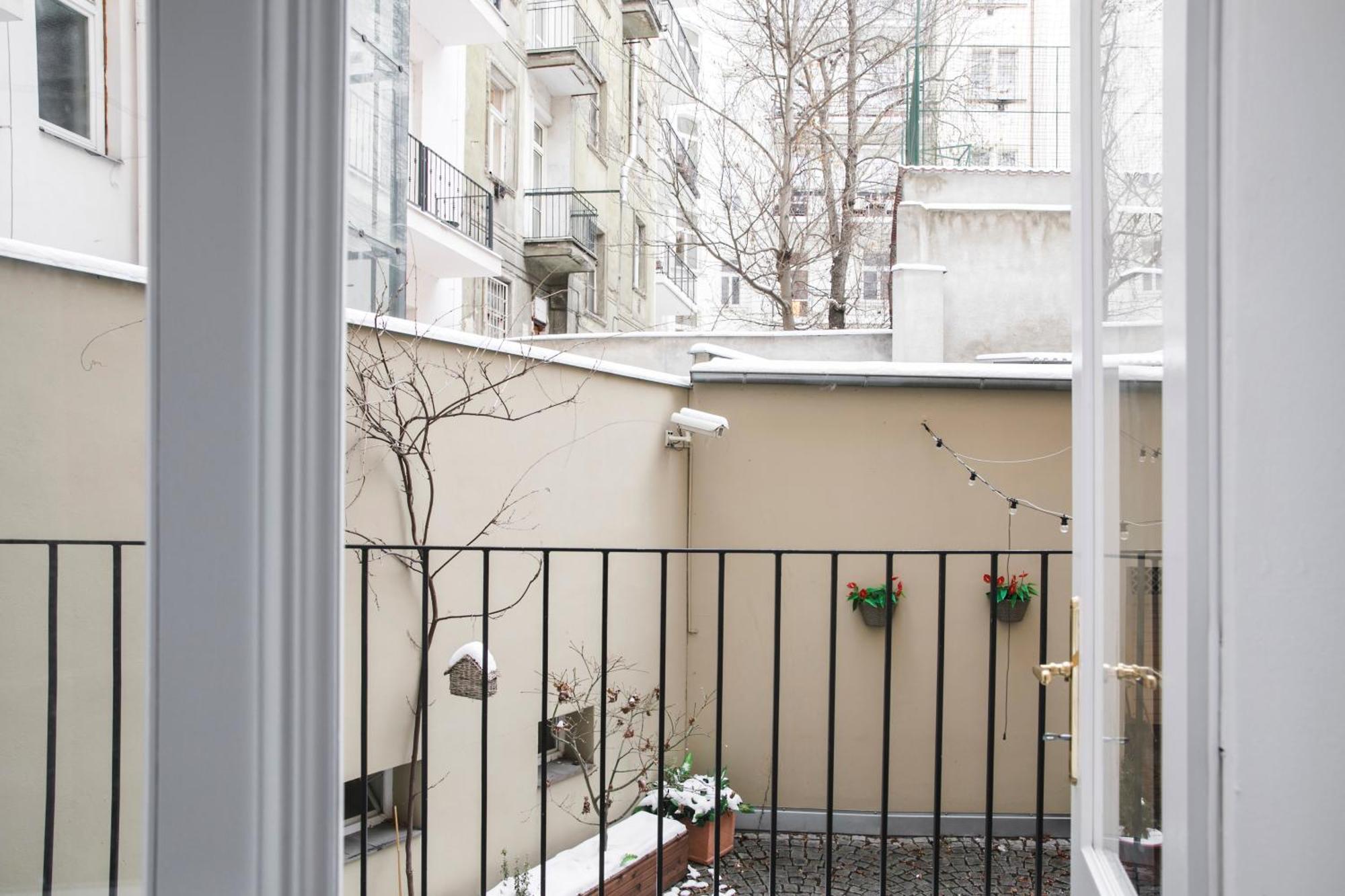 Extra Large Studio Kitchenette Balcony